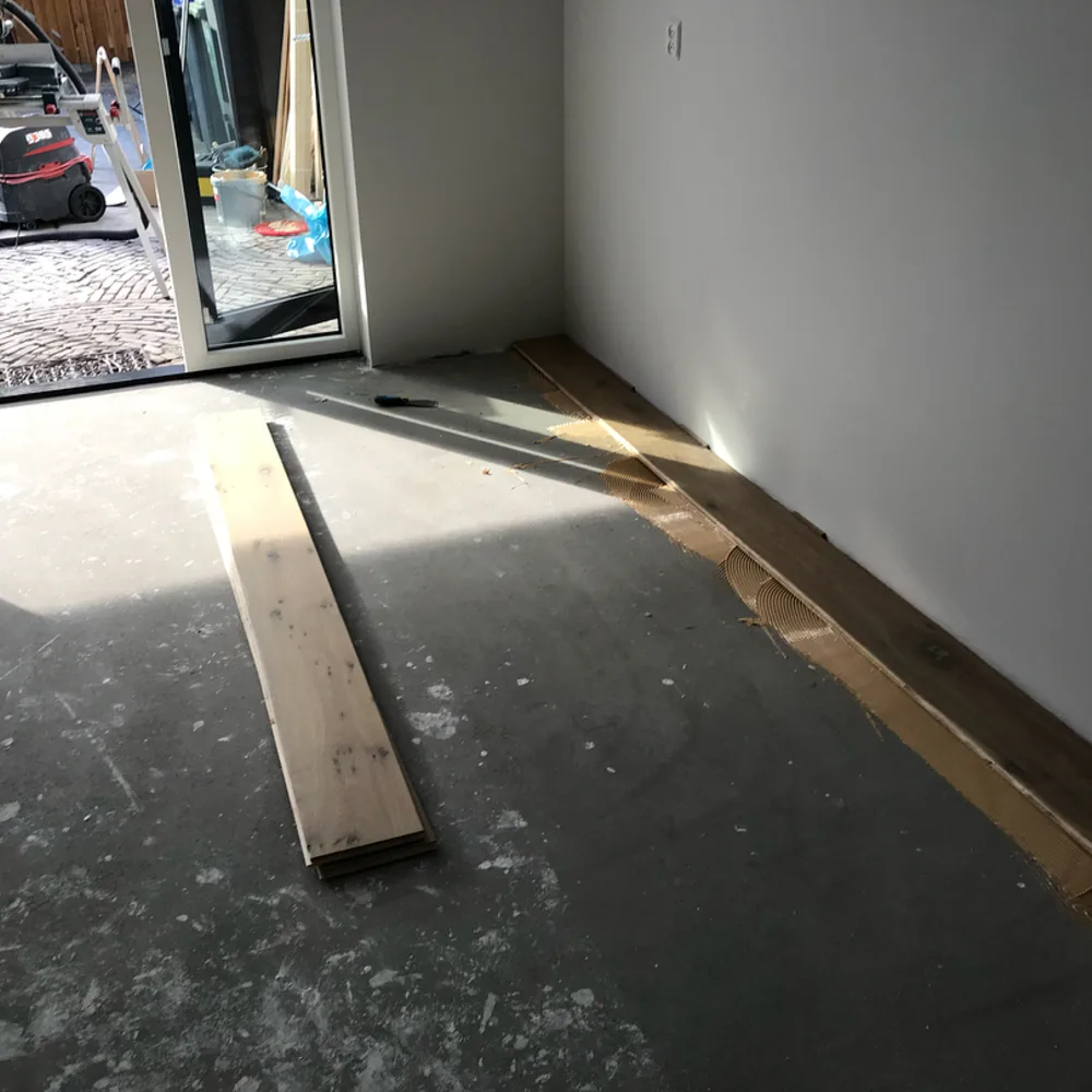 Lamelparket tijdens volledige verlijming op een betonvloer in Utrecht