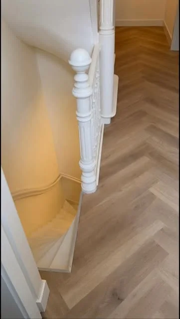 Gerenoveerd Utrechts herenhuis met houten vloer en bijpassende trap